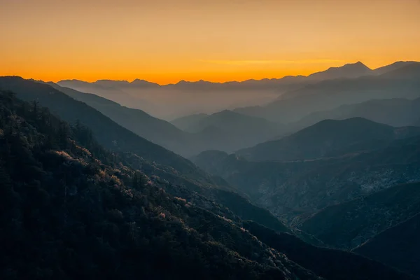 Vista de las capas de montaña desde Glendora Ridge Road al atardecer, en Ange —  Fotos de Stock