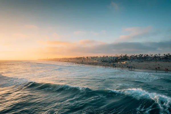 Sonnenuntergang über dem Strand von der Seebrücke in Huntington Beach, orange — Stockfoto