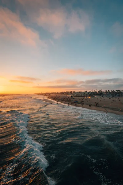 Sunset over the beach from the pier in Huntington Beach, Orange — Stock Photo, Image