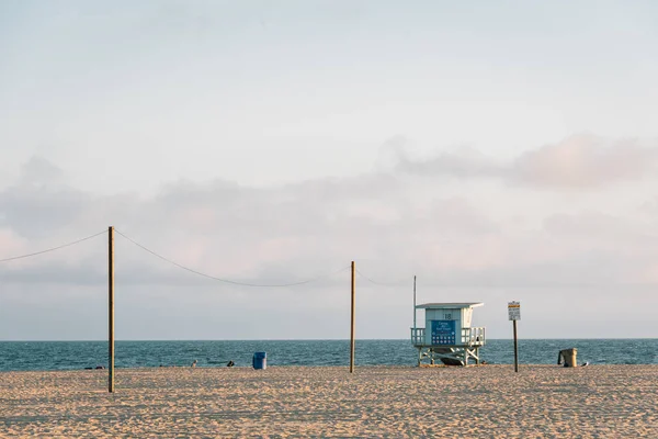Suporte de salva-vidas na praia em Santa Monica, Califórnia — Fotografia de Stock