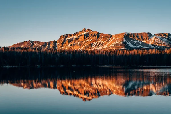 Снежные горы, отражающиеся в зеркальном озере, в горах Уинта — стоковое фото
