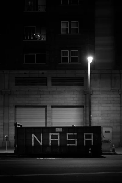 Dumpster označený "NASA" v centru Los Angeles v Kalifornii — Stock fotografie