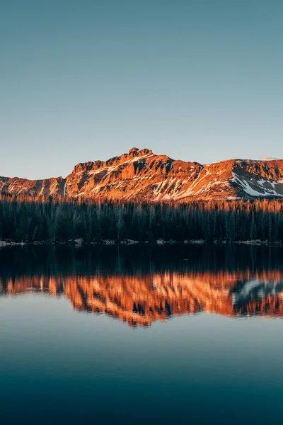 Montanhas nevadas refletindo em Mirror Lake, na Montanha Uinta — Fotografia de Stock