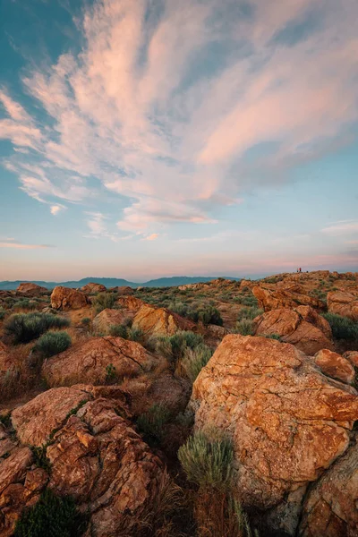 Skalnaté krajiny při západu slunce, na ostrově Antelope Island State Park, na — Stock fotografie