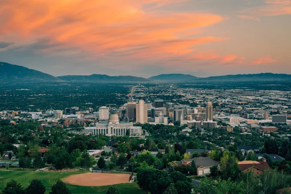 View of downtown at sunset, from Ensign Peak, in Salt Lake City, — Stock Photo, Image