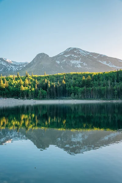 Montanhas refletindo em Silver Lake Flat Reservatório, no Alpin — Fotografia de Stock