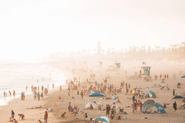 Pohled na pláž za letního dne na Huntington Beach, Oranžco — Stock fotografie