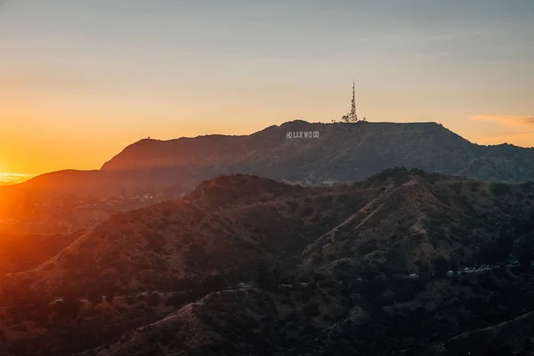 Vista del cartel de Hollywood al atardecer, desde el Observatorio Griffith , — Foto de Stock