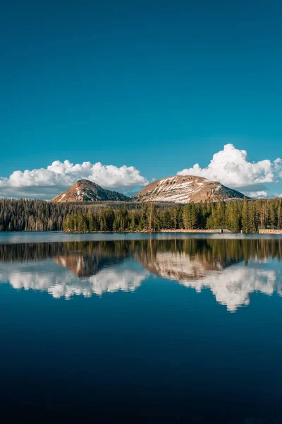 Montañas nevadas reflejándose en el Lago de Trial, en las Montañas Uinta — Foto de Stock