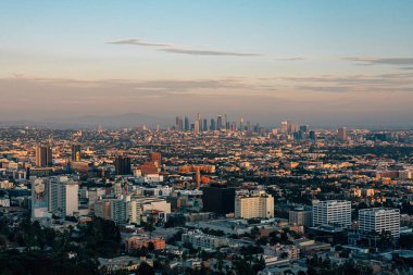 Gün batımında Runyon Canyon Park'tan Hollywood ve şehir merkezi manzarası