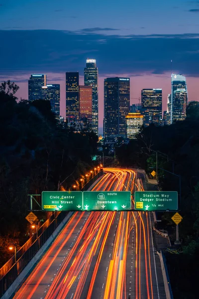 O skyline centro de Los Angeles e 110 Freeway à noite, a partir de — Fotografia de Stock