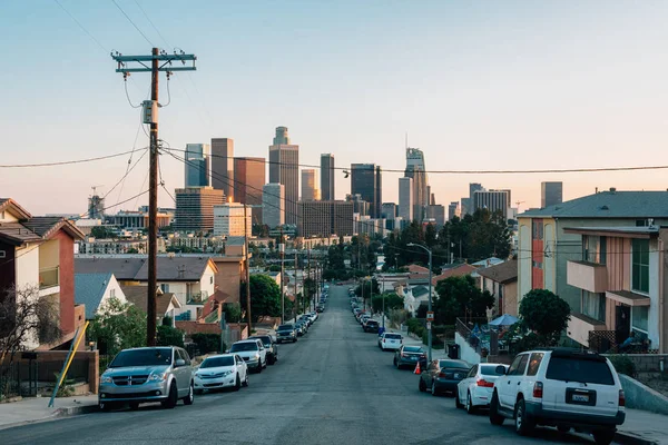 Beaudry Street og horisonten i Los Angeles ved solnedgang, L – stockfoto
