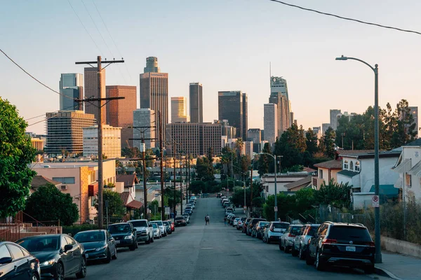 Beaudry Street og horisonten i Los Angeles ved solnedgang, L – stockfoto