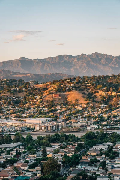 Veduta di Los Angeles nord-orientale e le montagne di San Gabriel da — Foto Stock