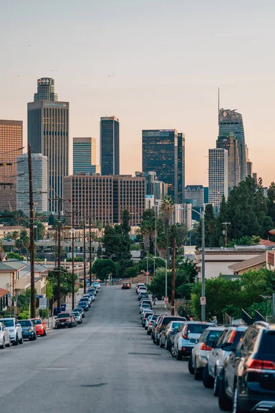 Schöne Straße und die Skyline der Innenstadt von Los Angeles bei Sonnenuntergang, l — Stockfoto