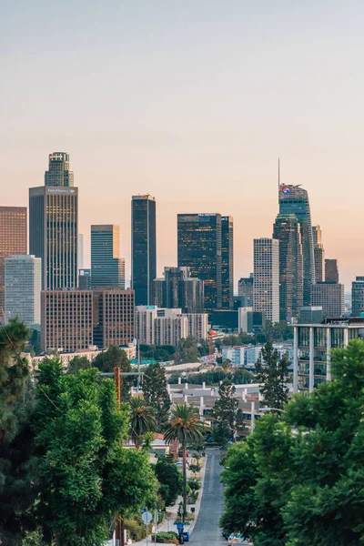 Blick auf die Skyline der Innenstadt Los Angeles bei Sonnenuntergang, Kalifornien — Stockfoto