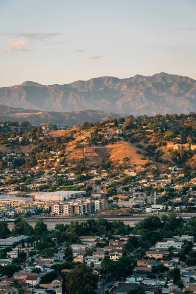 Widok na północno-wschodnie Los Angeles i góry San Gabriel z — Zdjęcie stockowe