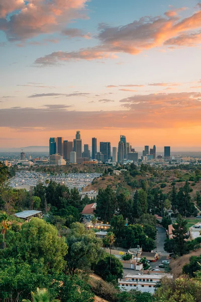 日没時のロサンゼルスのダウンタウンのスカイラインの眺め、エリシアンから — ストック写真