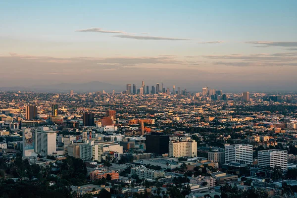 Uitzicht op Hollywood en het centrum van Runyon Canyon Park bij zonsondergang — Stockfoto