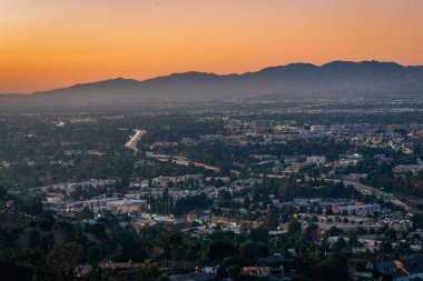 Los Angeles, Kaliforniya 'daki Mulholland Drive' dan gün batımında San Fernando Vadisi manzarası