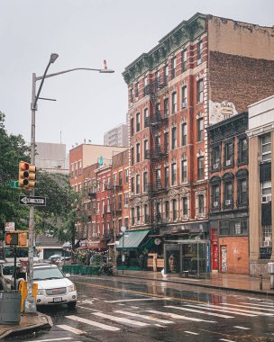 C Bulvarı 'nda yağmurlu bir sahne, East Village, New York