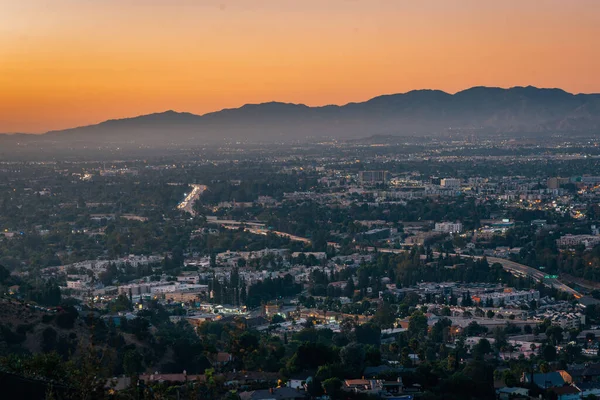 カリフォルニア州ロサンゼルスのMulholland Driveからの日没時のサンフェルナンド バレーの眺め — ストック写真