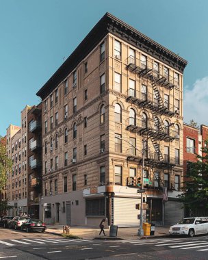 East Village, Manhattan, New York 'ta 7. Cadde ile C Bulvarı' nın köşesinde.