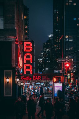 Gece Hells Kitchen, Manhattan, New York 'ta Smith Bar tabelası.