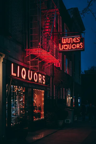 Liquor Store Neon Sign West Village Manhattan New York City — Stock Photo, Image