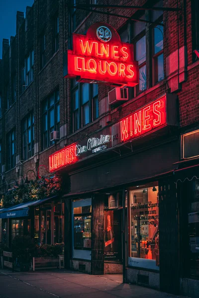 Liquor Store Neon Sign West Village Manhattan New York City — Stock Photo, Image