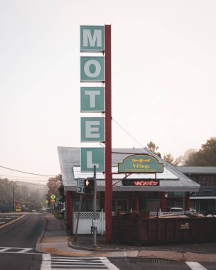 New York, Ellenville 'deki klasik motel tabelası.