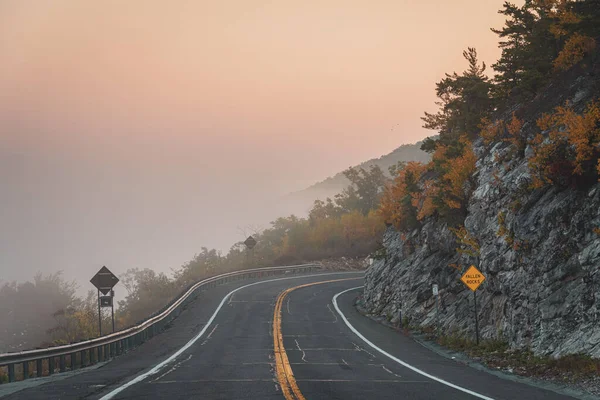Горная Дорога Осеннего Цвета Восходе Солнца Горах Шавангунк Нью Йорк — стоковое фото