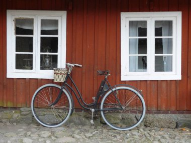  Açık sokakta duvarın yanında Bisiklet