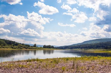 Lena Nehri üzerinde yaz manzara