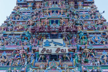 Hindu Tanrı ve Tanrıça heykelleri Tapınağı kule üzerinde