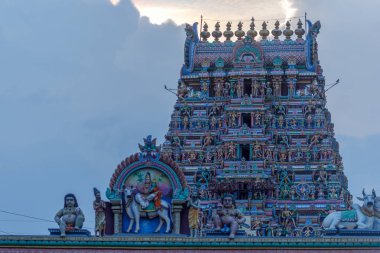 Hindu Tanrı ve Tanrıça heykelleri Tapınağı kule üzerinde