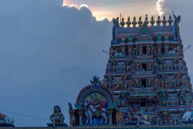 Hindu Tanrı ve Tanrıça heykelleri Tapınağı kule üzerinde