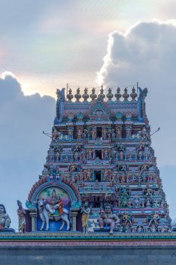 Hindu Tanrı ve Tanrıça heykelleri Tapınağı kule üzerinde