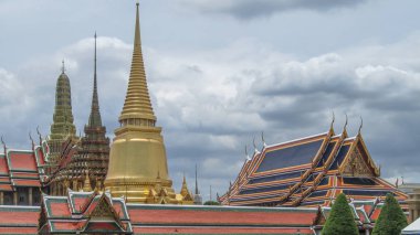 Grand Palace ve Emerald Buddha Tapınağı, Bangkok, 11 Ağustos 2012: Wat Pho, ayrıca Wat Po güzel kara bulutlar gökyüzünde ile düşük ışık durum sırasında denilen geniş görünümünü