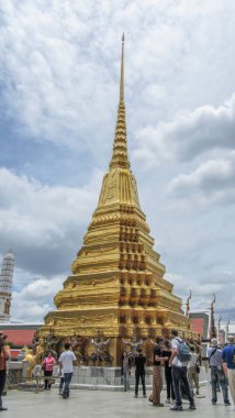Grand Palace ve Emerald Buddha Tapınağı, Bangkok, 11 Ağustos 2012: Wat Pho, ayrıca Wat Po güzel kara bulutlar gökyüzünde ile düşük ışık durum sırasında denilen geniş görünümünü