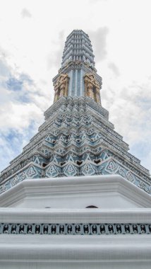 Grand Palace ve Emerald Buddha Tapınağı, Bangkok, 11 Ağustos 2012: Wat Pho, ayrıca Wat Po güzel kara bulutlar gökyüzünde ile düşük ışık durum sırasında denilen geniş görünümünü