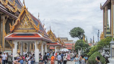 Grand Palace ve Emerald Buddha Tapınağı, Bangkok, 11 Ağustos 2012: Wat Pho, ayrıca Wat Po güzel kara bulutlar gökyüzünde ile düşük ışık durum sırasında denilen geniş görünümünü