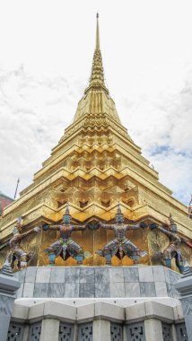 Grand Palace ve Emerald Buddha Tapınağı, Bangkok, 11 Ağustos 2012: Wat Pho, ayrıca Wat Po güzel kara bulutlar gökyüzünde ile düşük ışık durum sırasında denilen geniş görünümünü