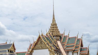 Grand Palace ve Emerald Buddha Tapınağı, Bangkok, 11 Ağustos 2012: Wat Pho, ayrıca Wat Po güzel kara bulutlar gökyüzünde ile düşük ışık durum sırasında denilen geniş görünümünü