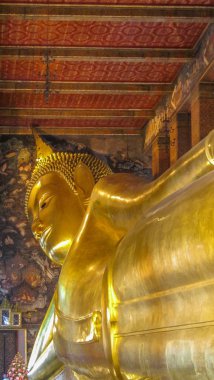 Grand Palace ve Emerald Buddha Tapınağı, Bangkok, 11 Ağustos 2012: Wat Pho, ayrıca Wat Po güzel kara bulutlar gökyüzünde ile düşük ışık durum sırasında denilen geniş görünümünü