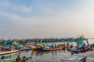 İnsanlar pazarlık ham balıklar arka plan, Kasimedu balık pazarı, Chennai, Hindistan, Kasım 20 2016 içinde deniz balıkçı tekneleri ile Müzayede için sepetler yerleştirilen bir ünlü balık pazarında bir sahne