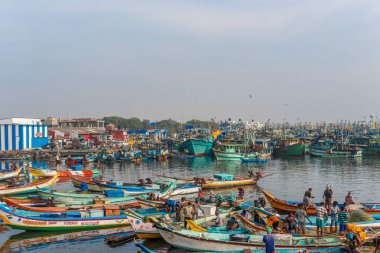 İnsanlar pazarlık ham balıklar arka plan, Kasimedu balık pazarı, Chennai, Hindistan, Kasım 20 2016 içinde deniz balıkçı tekneleri ile Müzayede için sepetler yerleştirilen bir ünlü balık pazarında bir sahne