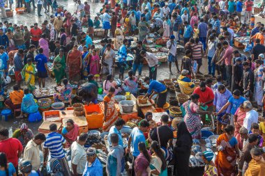 İnsanlar pazarlık ham balıklar arka plan, Kasimedu balık pazarı, Chennai, Hindistan, Kasım 20 2016 içinde deniz balıkçı tekneleri ile Müzayede için sepetler yerleştirilen bir ünlü balık pazarında bir sahne