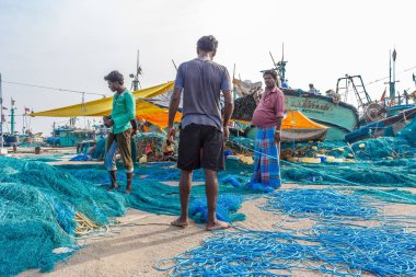 İnsanlar balık ağları dokuma meşgul ünlü balık pazarında bir sahne, Kasimedu balık pazarı, Chennai, Hindistan, Mayıs 05 2016