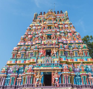 Sensizim Tapınağı 'nda kule üzerinde Hindu tanrısı ve Tanrıça heykellerin görünümü, Kumbakonam, Tamilnadu, Hindistan